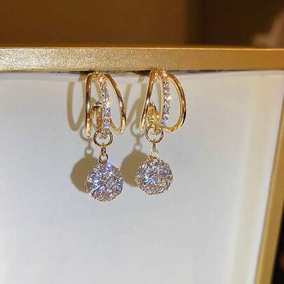 1 对时尚白色方晶锆石金色环状耳环，专为女性设计，奢华珠宝，设计精美