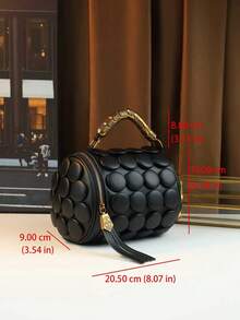 时尚波尔卡圆点枕头包、波士顿包、通勤包、圆筒包，配有独特的五金配件，腕带斜挎包，配有流苏装饰 - 黑色 - 查看 11