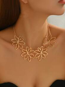 1pc Exaggerated Retro Asymmetrical Hollow Flower Choker Necklace For Women, Suitable For Any Occasion