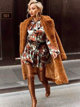 FHILLINUO Lyxig lång kappa i fuskpäls med krage och långa ärmar för kvinnor, mångsidig och moderiktig, lämplig för jul, nyår, Thanksgiving och andra högtider. Vinterjacka för kvinnor.