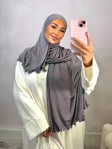 1 pièce Hijab de couleur unie premium, à la mode et élégant avec un bord roulé et un décor de vague. Écharpe longue en modal doux et confortable, convenant pour un port quotidien et un enveloppement musulman conservateur