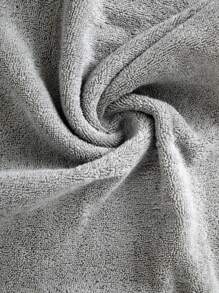 1件套毛巾套装，包含1条灰色极简轻薄浴巾（70*140厘米）、1条小号面巾/手巾（34*74厘米）和1条方形手帕（34*34厘米）。速干、吸水、柔软，适用于浴室、厨房、旅行、礼品、健身房、海滩、酒店、沙龙、户外等场合。适用于美容沙龙、酒店运动、家居必需品、毛巾、护肤等场合的浴巾 - 灰色 - 查看 5