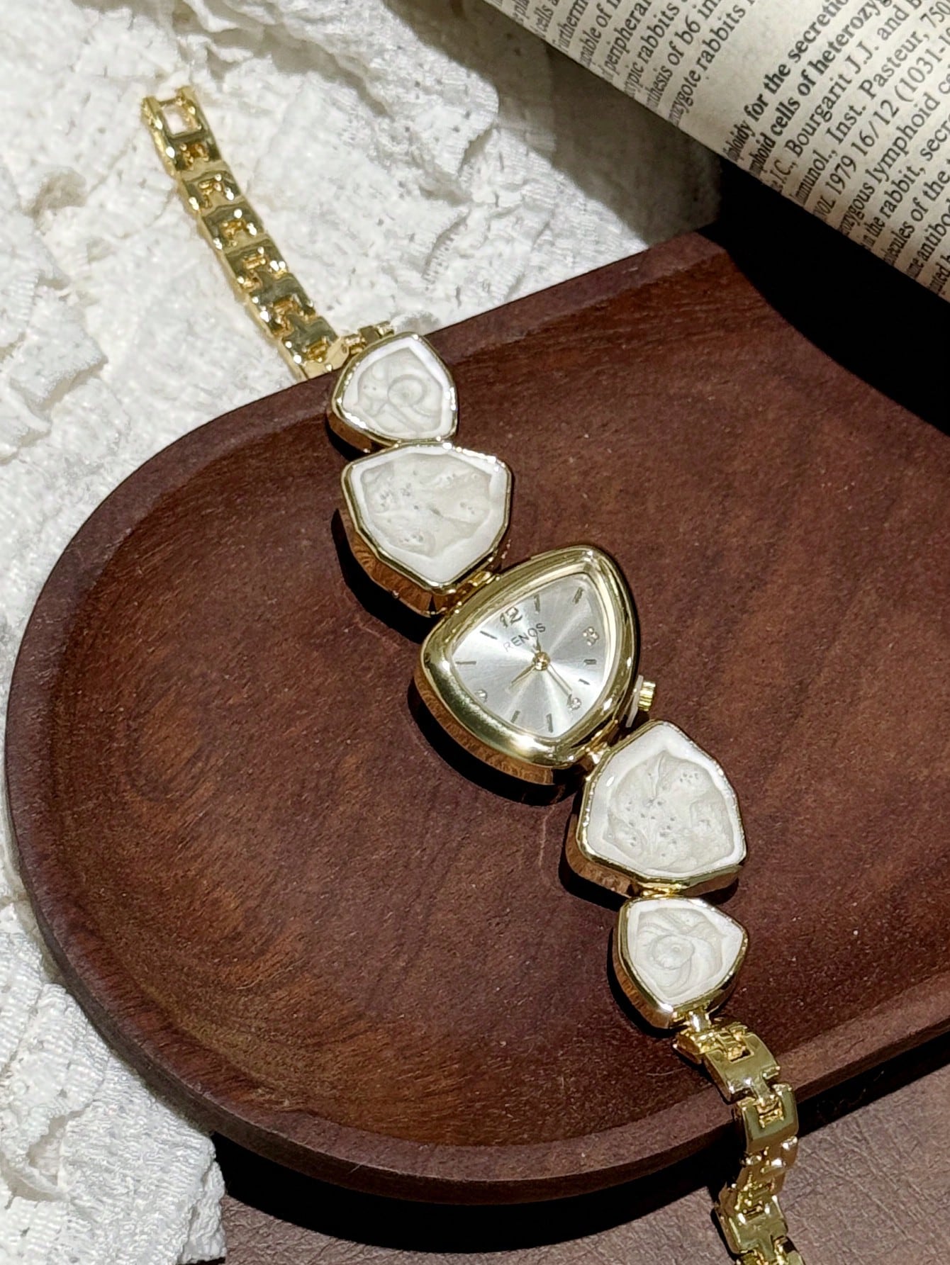 ساعة أساور للنساء بلون ذهبي من سبيكة معدنية غير مت...