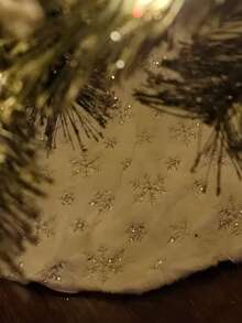 1pc Christmas Home Decor Christmas Tree Skirt, Sequin Snowflake White Faux Fur Snowflake Tree Skirt, Soft Cozy Christmas Decoration Pure White Plush Tree Skirt, Versatile Christmas Tree Skirt Accessory