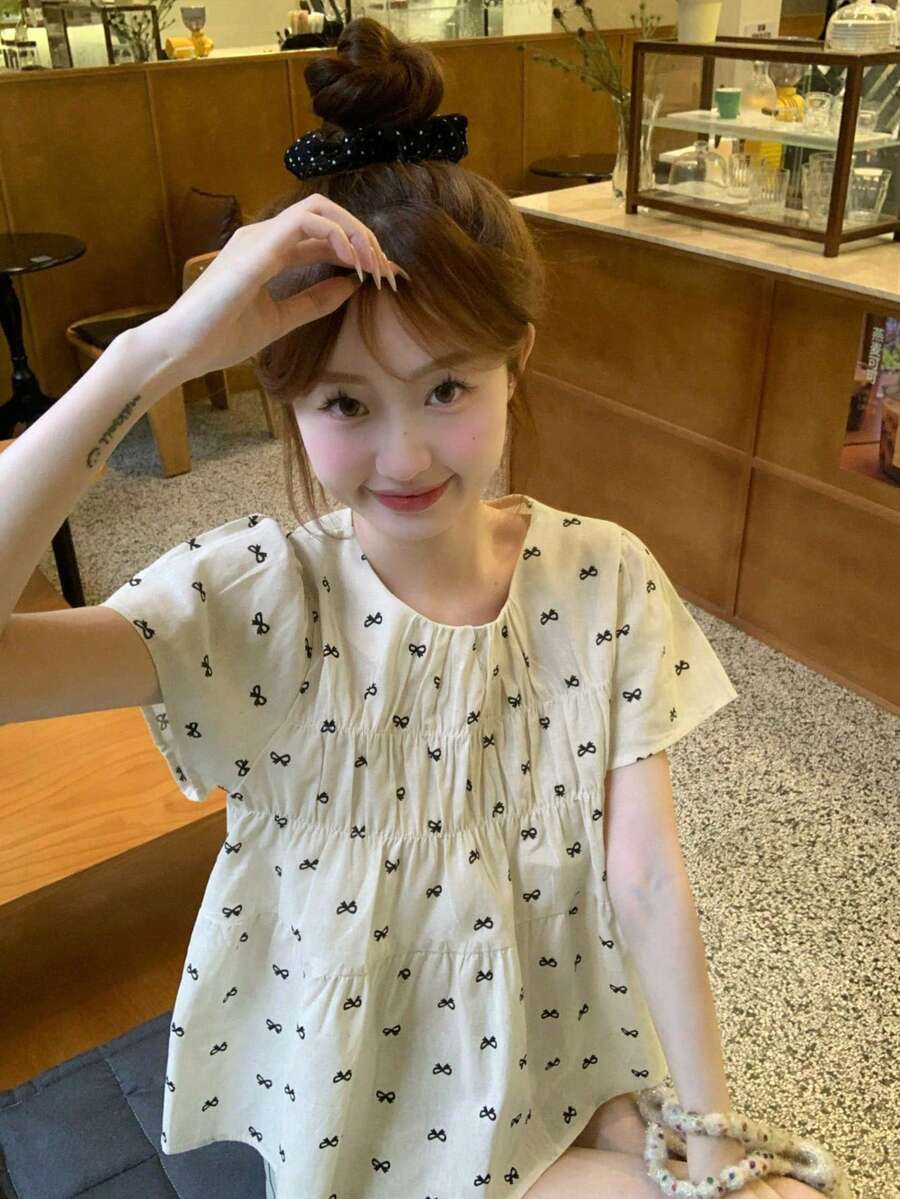 女士蝴蝶结印花圆领短袖衬衫，夏季新款设计感百褶宽松修身甜美上衣 - 米色 - 查看 1