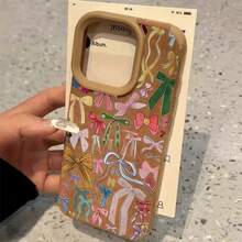 Teléfono con diseño de lazo de grafiti, que ofrece lentes altas, compatible con los modelos X, 15 Plus, 11 Pro, 14, 13, 12, XS y 16. Cuenta con un material suave de piel sintética antimanchas con todo incluido. - Blanco - Ver 2