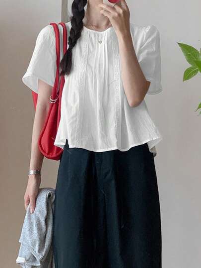 Áo kiểu nữ phối ren nhún bèo, phong cách Mori Girl lãng mạn, ngọt ngào và trẻ trung, thích hợp cho mùa xuân và mùa hè. Màu trắng.