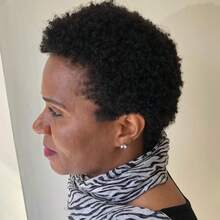 4 英寸精灵短发非洲卷发假发 180% 密度巴西雷米真人发无胶杰瑞卷发造型带玫瑰网帽自然造型适合所有种族 - 黑色 - 查看 3