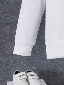 Conjunto de Moletom de Moda Outono/Inverno para Meninos Pré-Adolescentes, Moletom com Capuz em Retalhos de Cor Contrastante, Calça Jogger com Estampa de Camuflagem e Cintura Elástica com Bolsos, Adequado para Atividades ao Ar Livre, Esportes e Uso Casual Diário