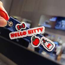 Sanrio 牛仔腕带 - 官方授权 Hello Kitty 配饰，采用粗犷牛仔布和金属饰件。前卫又不失俏皮，是街头风格的完美之选。
