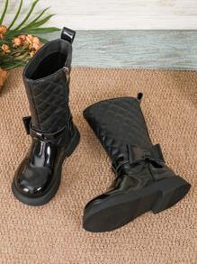 A Pair Of Knee - High Boots. The Surface Of The Boots Is Made Of Shiny Material, And The Upper Has A Diamond - Quilted Design, Which Adds A Sense Of Delicacy. There Is A Zipper On The Side For Easy Putting On And Taking Off For Children