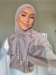 1 pièce Hijab de couleur unie premium, à la mode et élégant avec un bord roulé et un décor de vague. Écharpe longue en modal doux et confortable, convenant pour un port quotidien et un enveloppement musulman conservateur