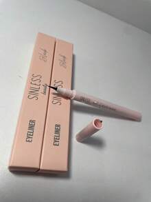 Delineador negro de ojos, color intenso y profundo, ideal para estilos clásicos y sofisticados, trazo suave, larga duración.