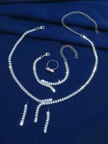 一套奢华新娘结婚首饰：1条镶满水钻的铜底镀金项链 + 1条精致的镀钻手链 + 1对优雅的钻石耳环 + 1枚高贵的钻石戒指，适合婚礼、派对、宴会、新娘摄影、情人节礼物等场合佩戴。 - 銀色 - 查看 5