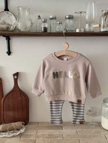2 Stücke/Set Baby Jungen Lässig Pullover mit bestickten Buchstaben Rundhalsausschnitt Langarm und gestreifte Hose Set, Frühling/Herbst
