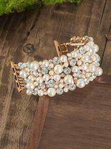 1条珍珠钻石弹性表带，时尚独特，男女通用，兼容38毫米至49毫米的苹果手表，是婚礼、度假、毕业典礼和开学季的完美礼物。