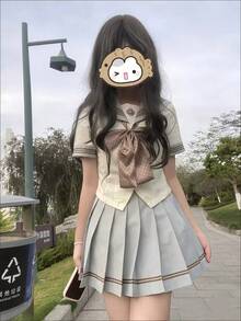 طقم تنورة قصيرة بياقة بحرية لطيفة ذات لون فاتح وخصر مشدود، أكمام قصيرة مطوية، مناسب للارتداء اليومي العادي أو في الحرم الجامعي