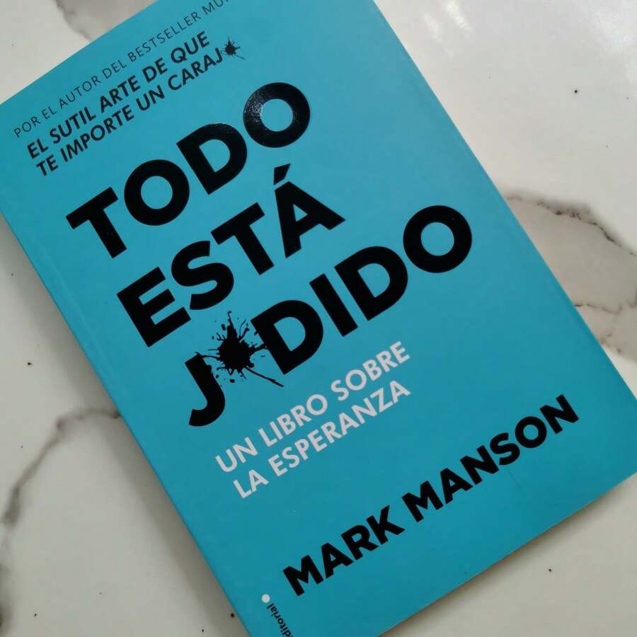 TODO ESTA JODIDO, libro motivacional de Mark Manson, aborda la resiliencia en tiempos difíciles, consejos prácticos para afrontar la crisis personal y social, edición tapa blanda. - Libro único - Ver 1