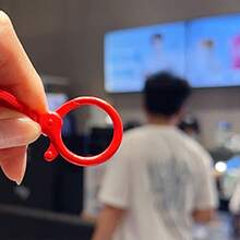 Sanrio 牛仔腕带 - 官方授权 Hello Kitty 配饰，采用粗犷牛仔布和金属饰件。前卫又不失俏皮，是街头风格的完美之选。