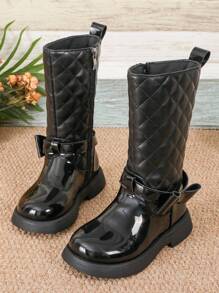 A Pair Of Knee - High Boots. The Surface Of The Boots Is Made Of Shiny Material, And The Upper Has A Diamond - Quilted Design, Which Adds A Sense Of Delicacy. There Is A Zipper On The Side For Easy Putting On And Taking Off For Children