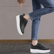 MEMON Womens Fashion Sneakers,Lace Up Platform Sneakers,Lightweight Casual Sneaker,Walking Sport SneakersChristmas - 黑色 - 查看 2