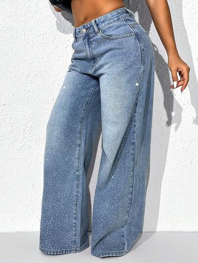 Calça jeans azul casual de cintura baixa e pernas largas com bolsos inclinados e detalhes em miçangas para a primavera.