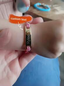 这款手链拥有复古简约的风格，支持个性化定制，外观可爱迷人。无论是开学季佩戴、周年纪念日送礼，还是生日礼物，都是理想之选。