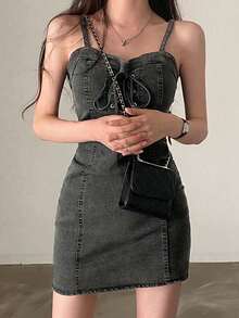 性感细肩带紧身牛仔连衣裙，简约时尚，适合夏季