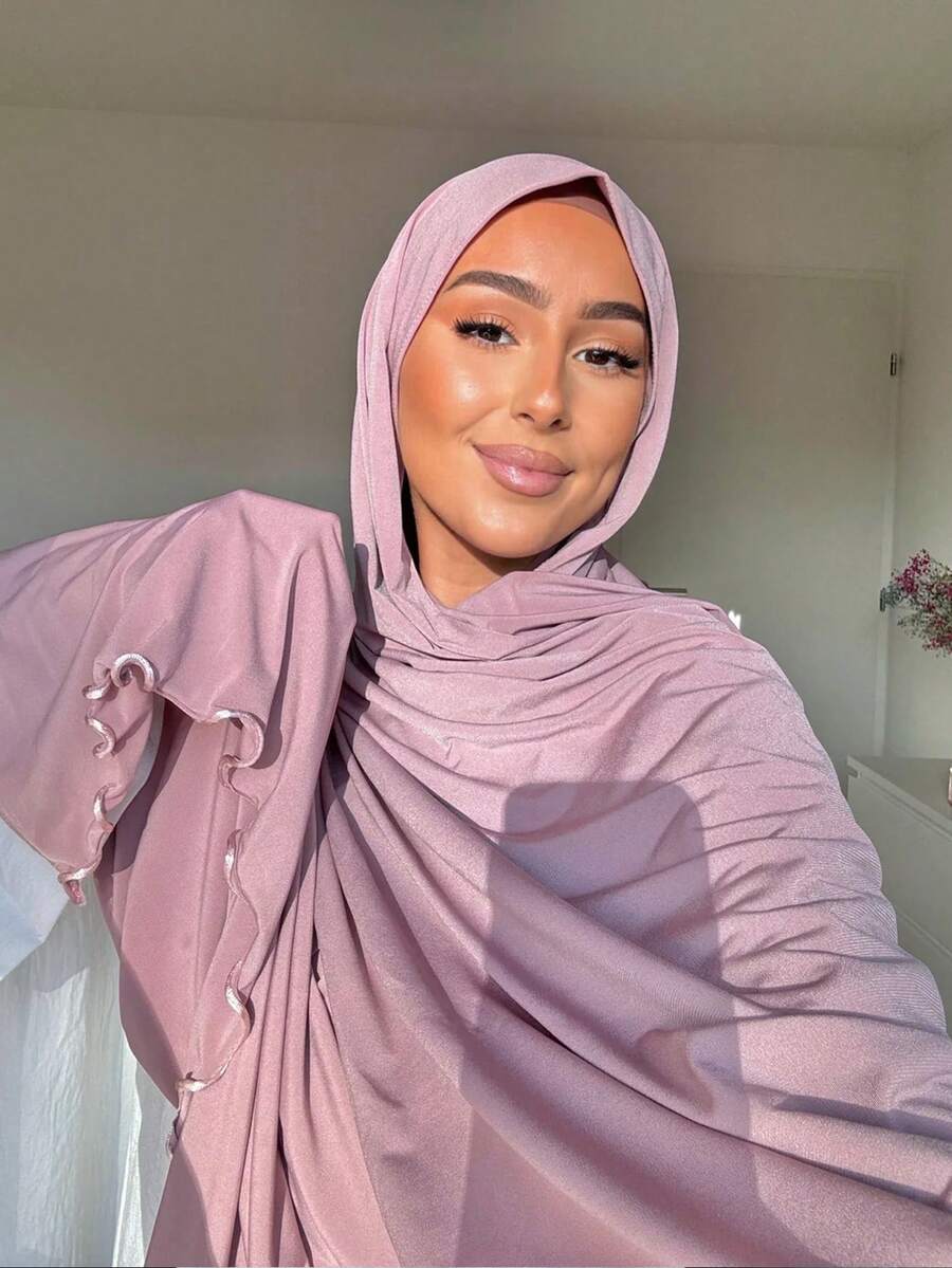 1 pièce Hijab de couleur unie premium, à la mode et élégant avec un bord roulé et un décor de vague. Écharpe longue en modal doux et confortable, convenant pour un port quotidien et un enveloppement musulman conservateur