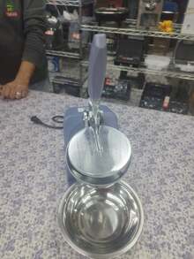 Triturador de hielo industrial Modelo pd94 Comercial 65 Kg Por Hora, uso rudo, ideal para negocio. cuerpo totalmente metálico - Tipo de Enchufe A USA (110-127V) - Ver 4