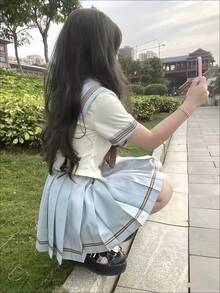 طقم تنورة قصيرة بياقة بحرية لطيفة ذات لون فاتح وخصر مشدود، أكمام قصيرة مطوية، مناسب للارتداء اليومي العادي أو في الحرم الجامعي