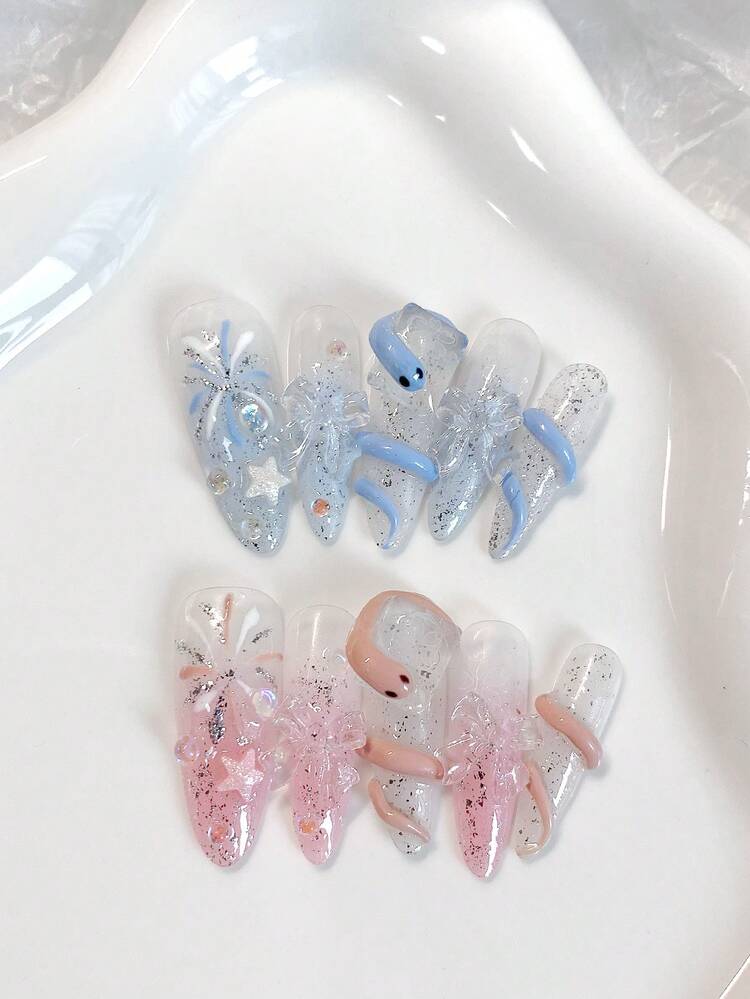 新年美甲套装。秋冬美甲。甜美梦幻的仙女风。十片装长款水滴形按压式假指甲。蓝色和粉色系，搭配闪耀的银色亮片、手绘烟花、五角星、蝴蝶结，以及手绘可爱的蓝粉色蛇。优雅甜美，精致细腻 - Follow Your Heart - 查看 2