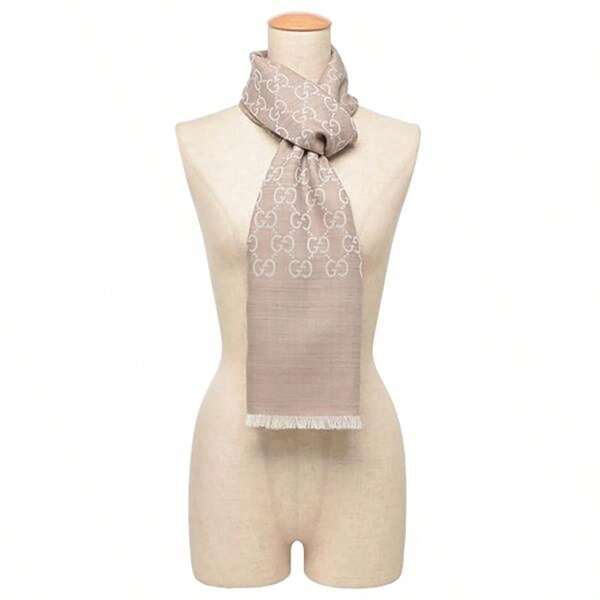Gucci Elegant Beige GG Monogram Wool‑Silk Scarf In 45*180 Cm Size – 70% Wool, 30% Silk Jacquard Weave Featuring Signature GG Pattern In Sand Tone With Fringed Edges, Versatile Travel Wrap And Luxury Accessory For All Seasons, Soft Yet Structured Jacquard Fabric Ideal For Gifting Or Personal Layering – Model 165904‑3G646‑9500