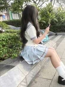 طقم تنورة قصيرة بياقة بحرية لطيفة ذات لون فاتح وخصر مشدود، أكمام قصيرة مطوية، مناسب للارتداء اليومي العادي أو في الحرم الجامعي