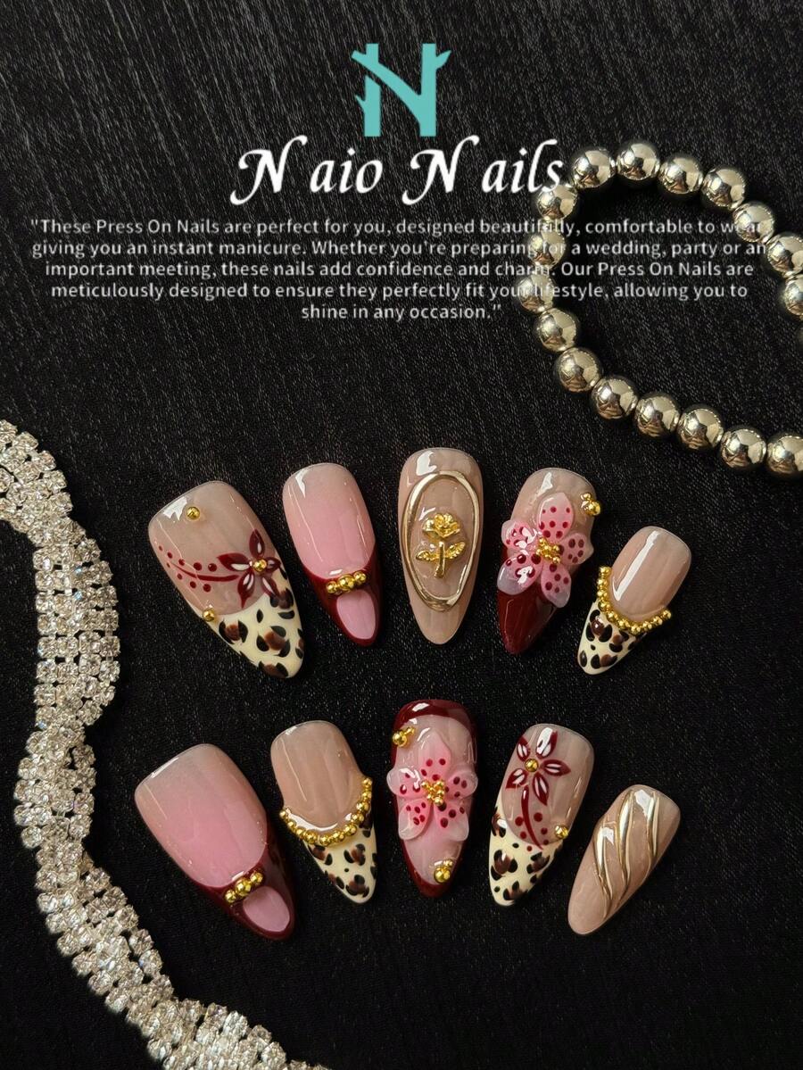 NAIO 10片手工制作的杏仁形豹纹美甲贴片，是秋冬季节的完美之选。有裸色、棕色、粉色和酒红色可选，饰有3D立体花卉雕刻、不对称金色流苏条纹和豹纹法式美甲贴片，并点缀金色钢珠。这些亚克力美甲贴片非常适合派对、婚礼和日常佩戴，是送给女性和女孩的绝佳礼物。手工制作的按压式美甲贴片