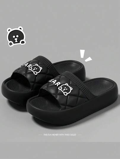 Nuove pantofole da casa per uomo adatte per tutte le stagioni. Caratterizzate da un design a motivo diamantato con stampe di orsi e lettere, hanno un aspetto elegante e alla moda. Realizzate in materiale EVA, sono antiscivolo, resistenti agli odori, morbide, leggere e confortevoli. Con suole spesse, sono silenziose, resistenti all'usura, antibatteriche e protettive per i piedi.