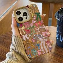 Teléfono con diseño de lazo de grafiti, que ofrece lentes altas, compatible con los modelos X, 15 Plus, 11 Pro, 14, 13, 12, XS y 16. Cuenta con un material suave de piel sintética antimanchas con todo incluido. - Blanco - Ver 1