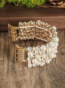 1条珍珠钻石弹性表带，时尚独特，男女通用，兼容38毫米至49毫米的苹果手表，是婚礼、度假、毕业典礼和开学季的完美礼物。