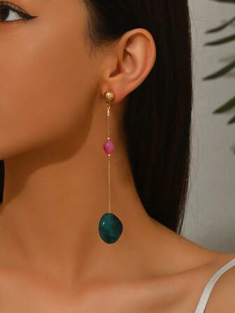 两件套优雅波西米亚风耳环：绿色水滴形树脂耳环、金色半圆仿亮片巴洛克耳环、铜质链条流苏耳环、菱形树脂花朵珠耳环、玻璃水钻镶嵌耳环、树脂四叶花耳环、红色水滴吊坠耳环。适合度假、派对佩戴，专为性感迷人的女士设计。树脂花朵颜色随机。请注意，每件树脂饰品底部均有注塑成型痕迹。