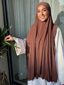 1 pièce Hijab de couleur unie premium, à la mode et élégant avec un bord roulé et un décor de vague. Écharpe longue en modal doux et confortable, convenant pour un port quotidien et un enveloppement musulman conservateur