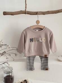 2 Stücke/Set Baby Jungen Lässig Pullover mit bestickten Buchstaben Rundhalsausschnitt Langarm und gestreifte Hose Set, Frühling/Herbst