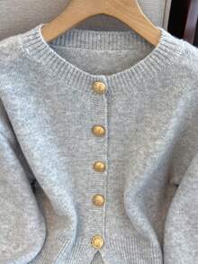 1 Áo len cardigan màu xám đơn hàng thu/đông thiết kế tối giản, tay dài, xẻ tà phía trước, cài nút kim loại độc đáo, áo len cardigan dệt kim tay dài cho nữ - Màu Xám nhạt - Xem 4
