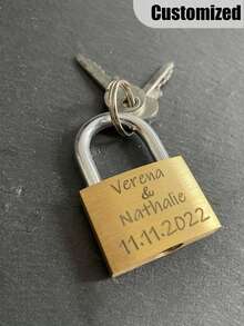 个性化挂锁 - 定制雕刻姓名和日期，重型金属锁，金色饰面，浪漫周年纪念日或情人节礼物，适合情侣、婚礼、情人节 - 个性化纪念品，适合他/她 - 无需电池，感伤礼物，经典设计，优质饰面，情侣礼物 - 彩色 - 查看 3
