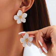 Boucles d'oreilles florales , clous d'oreilles de couleur or brillant, boucles d'oreilles élégantes à pétales floraux pour femmes