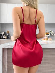 新款性感吊带睡裙，奢华白色缎面高开衩睡衣，时尚蕾丝拼接蝴蝶结饰边短款睡裙