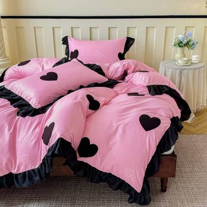 3 件浪漫粉色羽绒被套装 - 黑色爱心图案印花，黑色荷叶边饰边，柔软、舒适、透气的床上用品，适合所有季节，适用于卧室和宿舍（1 个羽绒被套、2 个枕套、无填充物）