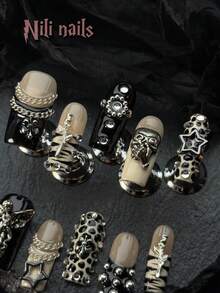 可爱的万圣节美甲套装，包含 10 片手工制作的亚克力按压式美甲片，中号方形美甲，米色和黑色法式美甲，手绘豹纹和不对称条纹，3D 鬼脸，玫瑰和星星美甲装饰，附赠凝胶贴纸和指甲锉。 - 米色 - 查看 6