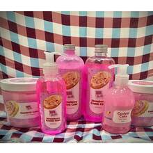 Juego de baño Crmble cookies, aroma pastel de cumpleaños. Incluye shampoo, acondicionador, gel de baño, exfoliante, crema corporal y mascarilla reparadora para el cabello, libre de parabenos y conservantes artificiales. - Rosa Roja - Ver 1