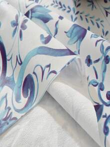 Prostokątny obrus z tworzywa PVC charakteryzuje się prostym i modnym nadrukiem. Jest w 100% wodoodporny, olejoodporny i łatwy w czyszczeniu. Nadaje się do salonów, kuchni, na zewnątrz, na festiwale, imprezy, spotkania itp.