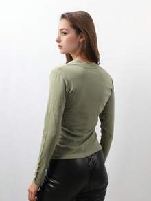 Blusa de manga larga con cuello en V y puños con botones. Casual, cómoda y con estilo. Botones decorativos en los puños. - palta - Ver 6